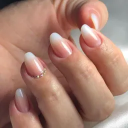 Unhas em gel/fibra/postiça realista