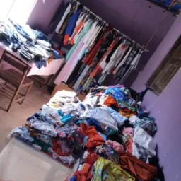 Bazar de roupas e sandálias