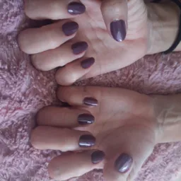 Manicure no conforto da sua casa