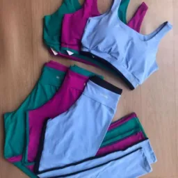 Desapego roupas de academia até 20