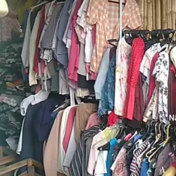 Brechó de 2 a 15 reais.