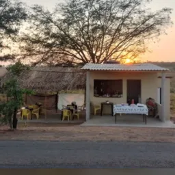 Palhosça e cafeteria
