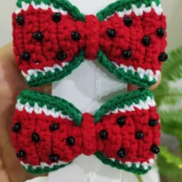 Laços e chaveiros de crochê