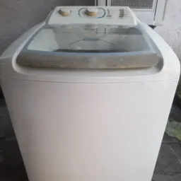 Grupo dos técnicos de máquina geladeira