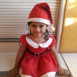 Grupos de roupas e calçado e coisas de casa