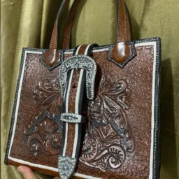 Bolsa em couro com arte especial