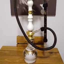 Rifa entre amigos.uma narguilé nova detalhes banhado a ouro