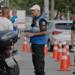 Grupo de manifestação contra o governador do Estado sobre as Blitz que só atinge pobre