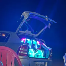 RIFA DE UM SOM AUTOMOTIVO