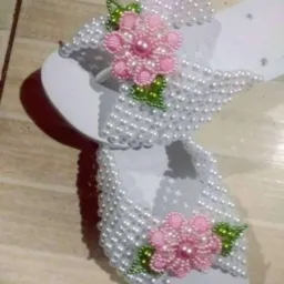 Chinelo com pérolas, a beleza em seus pés