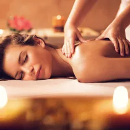 Massoterapeuta Geli relaxante drenagem linfática terapêutica pedras quentes