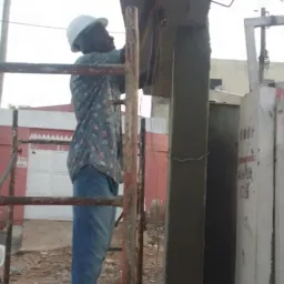 Da - se aula prática de eletricidade/ vem fazer parte no mundo dos profissionais/  com o técnico adi