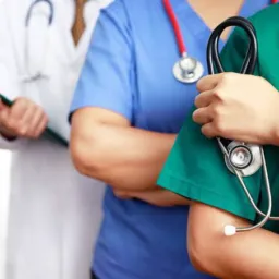 Técnicos em enfermagem , Auxiliares e Área da Saúde .