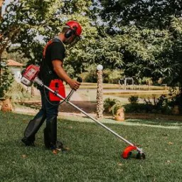 Grupo jardinagem poda corte de árvore roço bate veneno  em lotes chácaras aceiros